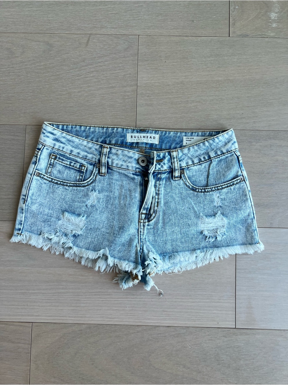 Bullhead Acid Wash Frayed Hem Denim Shorts - Light Blue Size 5
